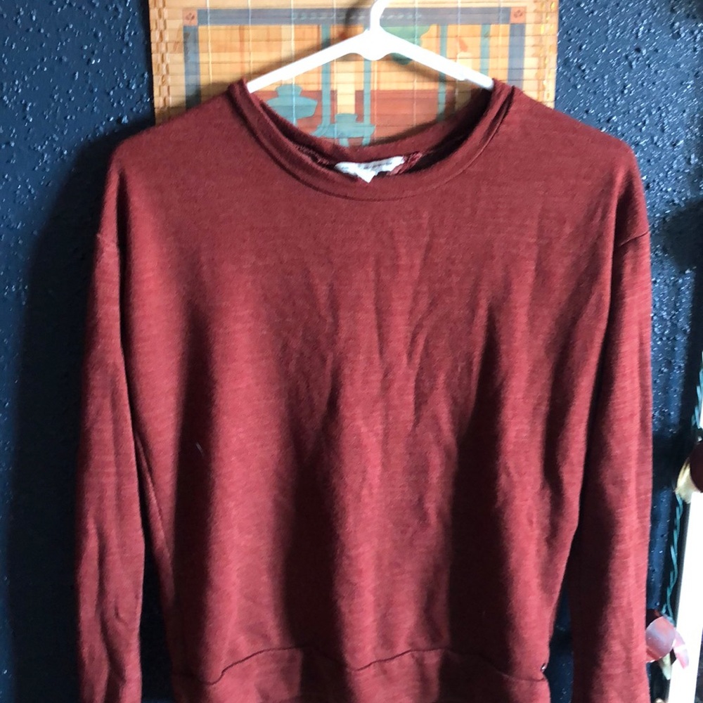 Thin sweater open back slit